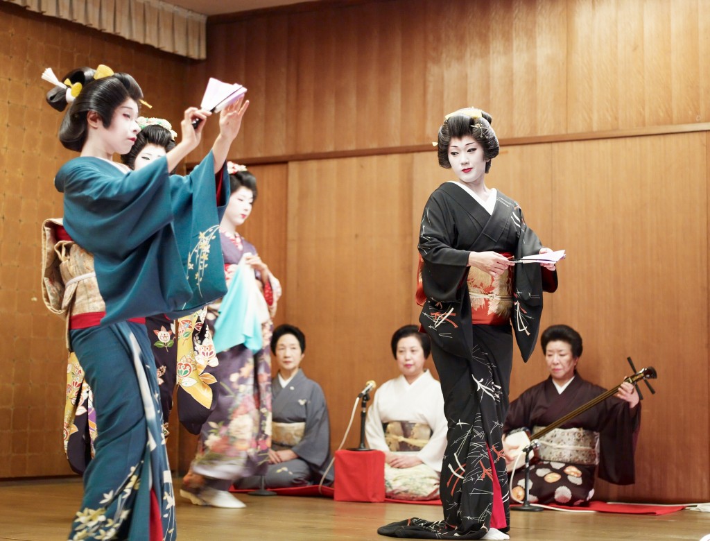 Niigata_geisha_dancing2